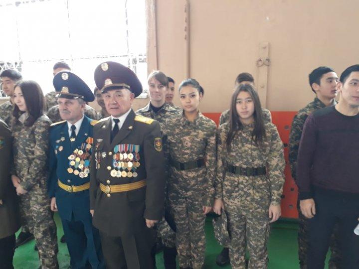 Семей қаласында Интернационалист-жауынгер А.Мешковты еске алуға арналған әскери спорттық жарыс өтті.  