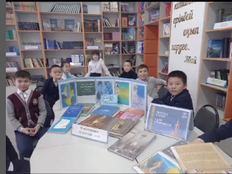 №41 орта мектебінің кітапханасында бастауыш сынып оқушыларының қатысуымен “Менің отаным-қазақстан” атты ақпарат сағаты өтті.
