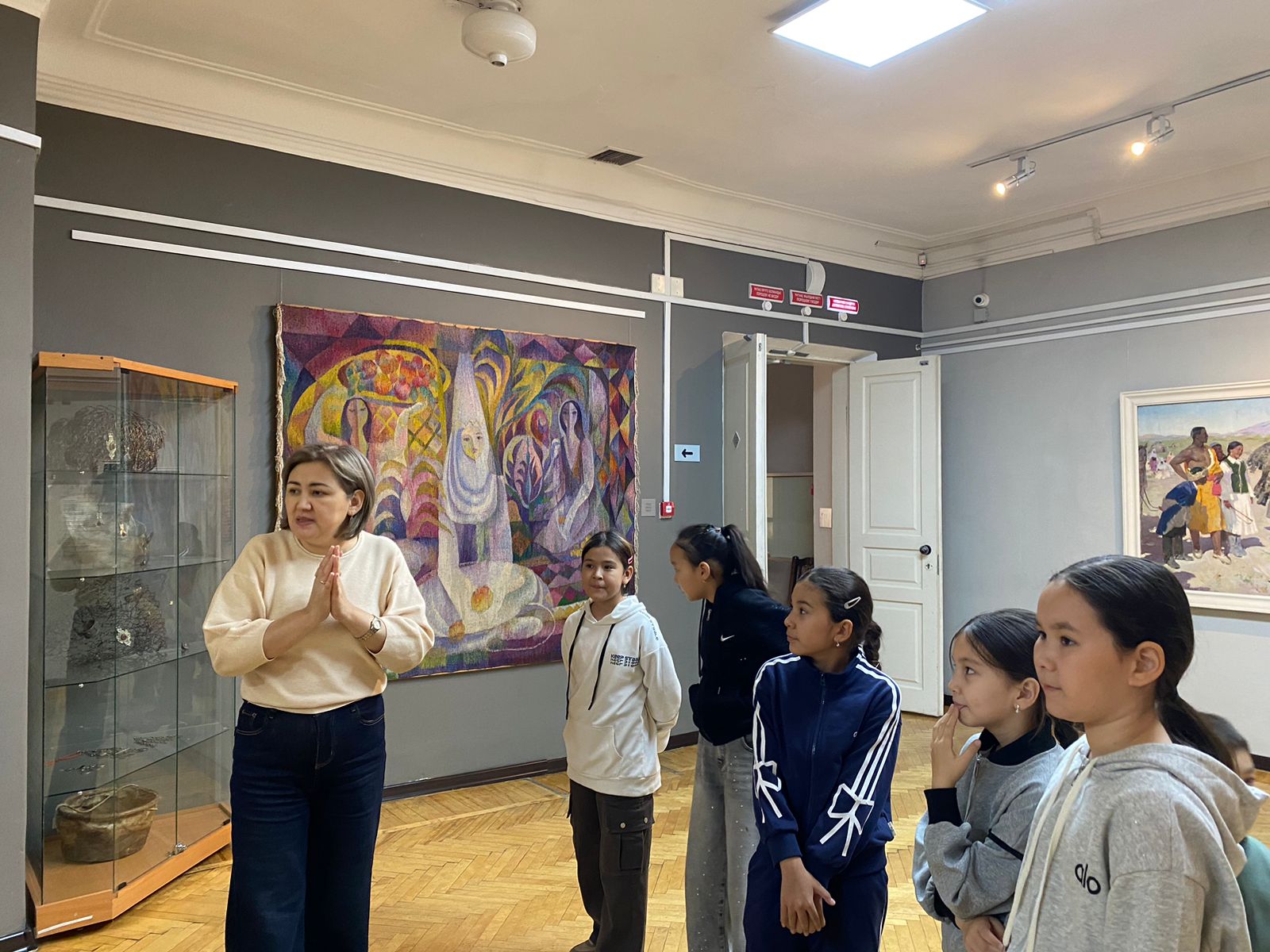 Күздік демалыста оқушылар Невзоровтар отбасы атындағы бейнелеу өнері музейіне барды